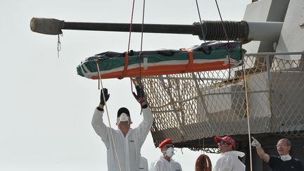 Le corps d'un migrant récupéré par la marine italienne à Reggio de Calabre, le 29 mai 2016 (GIOVANNI ISOLINO / AFP)