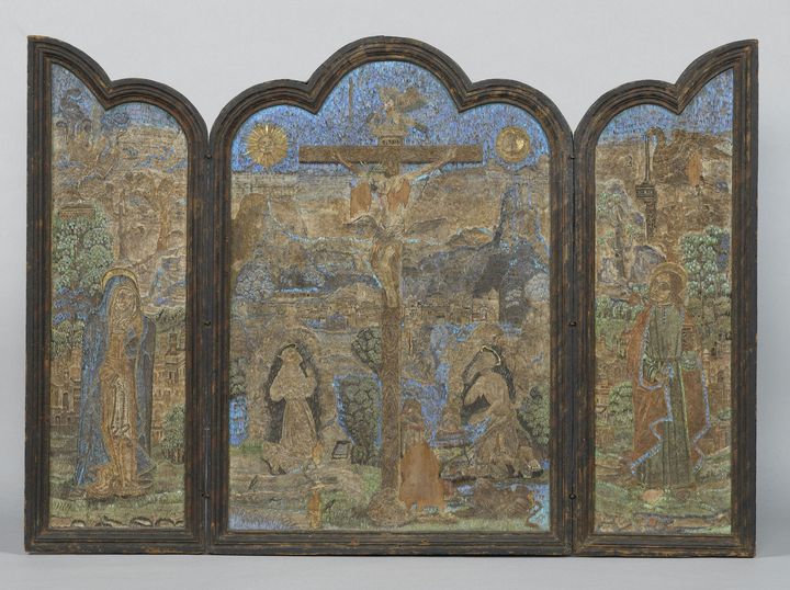 Triptyque : Le Christ en croix entre Saint François d'Assise et Saint Jérôme, la Vierge et Saint Jean, Mexique, 1530-1570, plumes, feuilles d’or, rehauts peints, bois, cuir, Écouen, musée national de la Renaissance (© RMN-Grand Palais (musée de la Renaissance, château d'Ecouen) / René-Gabriel Ojeda)