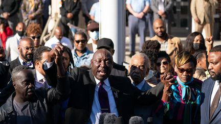 Les parents de&nbsp;Ahmaud Arbery&nbsp;s'expriment après le verdict condamnant trois Américains pour le&nbsp;meurtre de leur fils, le 24 novembre 2021 à Brunswick (Etats-Unis). (SEAN RAYFORD / GETTY IMAGES NORTH AMERICA / AFP)