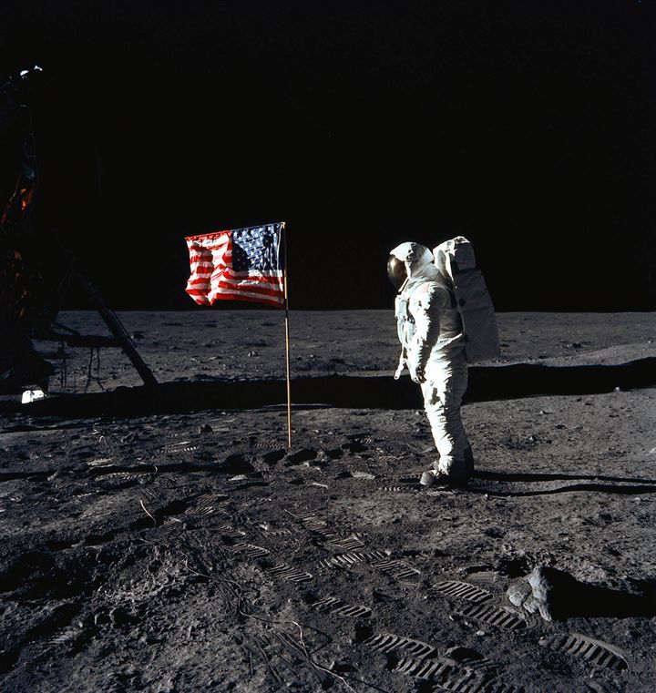 L'astronaute Edwin Aldrin devant le drapeau américain sur la Lune, le 20 juillet 1969. (HO / NASA)