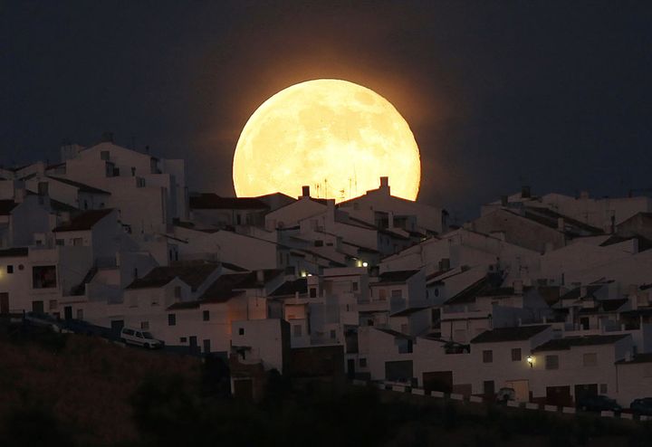 La "Super lune" brille au-dessus d'Olvera (Espagne), le 12 juillet 2014. (JON NAZCA / REUTERS)