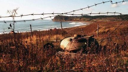 Une tourelle de char T-56 en train de rouiller sur l'île de Kunashiri, une des quatre îles Kouriles que se disputent le Japon et la Russie (26-10-1997) (AFP)
