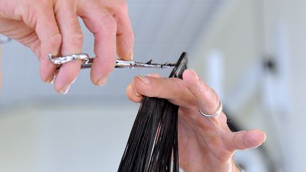 Les cheveux r&eacute;colt&eacute;s serviront &agrave; garnir des boudins antipollution. (PHILIPPE HUGUEN / AFP)