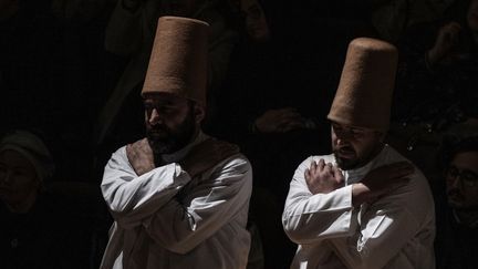 Des derviches tourneurs portant la coiffe symbolique "sikke" au Centre culturel Mevlana à Konya, le 17 décembre 2023. (OZAN KOSE / AFP)