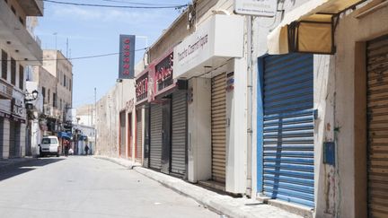 Une vue des magasins fermés après la mise en œuvre de mesures de quarantaine à Sousse, le 5 juillet 2021. (MAHER JAIDANE / ANADOLU AGENCY)