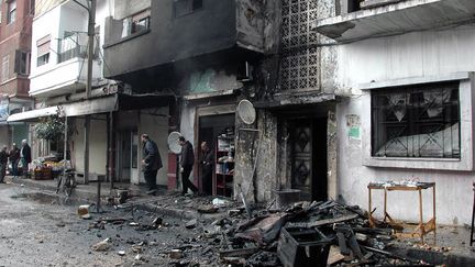 D&eacute;g&acirc;ts caus&eacute;s par une attaque au mortier attribu&eacute;e &agrave; l'opposition syrienne, dans une rue de Homs, le 9 janvier 2014.&nbsp; (HO / AFP)