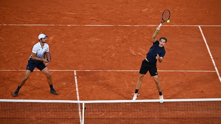 Le double Mate Pavic - Bruno Soares durant la finale du doubles hommes de Roland-Garros, le 10 octobre 2020 à Paris (ANNE-CHRISTINE POUJOULAT / AFP)