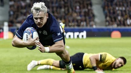 L'ailier Darcy Graham aplatissant un essai contre la Roumanie lors de la Coupe du monde à Lille, le 30 septembre 2023. (SAMEER AL-DOUMY / AFP)