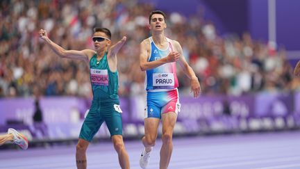 Le Français Antoine Praud (à droite, à côté du Russe Aleksandr Iaremchuk) décroche la médaille de bronze sur le 1500m (T46) des Paralympiques de Paris 2024, le 31 août au Stade de France. (ULRIK PEDERSEN/CSM/SHUTTERSTOCK/ / SIPA)