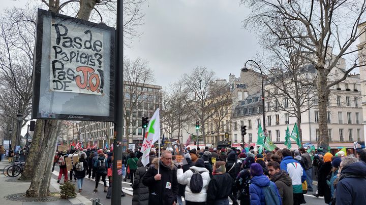 Des milliers de personnes ont défilé à Paris contre la loi immigration adoptée en décembre 2023. (AGATHE MAHUET / RADIO FRANCE)