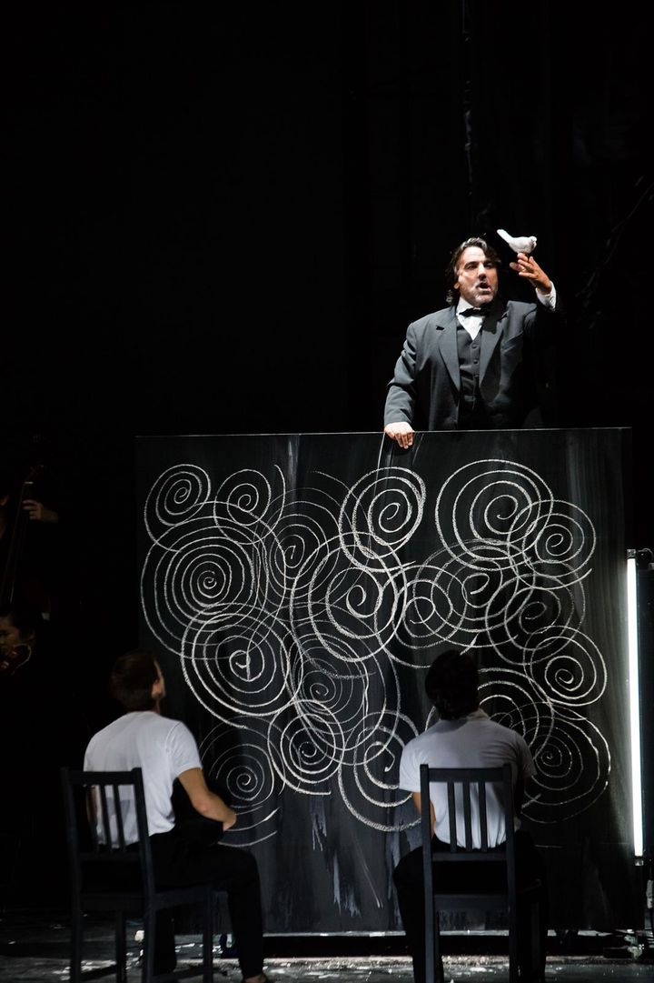 Franck Ferrari (Hercule) et les enfants d'Alceste et Admète 
 (Opéra national de Paris/ Agathe Poupeney)