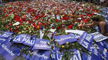 Fleurs, bougies et pancartes ont été disposées sur La Rambla, à Barcelone, en mémoire des victimes de l'attaque terroriste, le 26 août 2017. (LLUIS GENE / AFP)