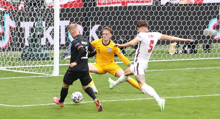 Jordan Pickford repousse la tentative de Timo Werner lors du huitième de finale entre l'Angleterre et l'Allemagne, le 29 juin (JURGEN FROMME / FIRO SPORTPHOTO)