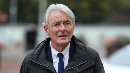 David Henderson arrive&nbsp;au tribunal, à Cardiff, le 18 octobre 2021, pour y être jugé dans le cadre de l'accident d'avion qui a tué le footballeur Emiliano Sala.  (GEOFF CADDICK / AFP)