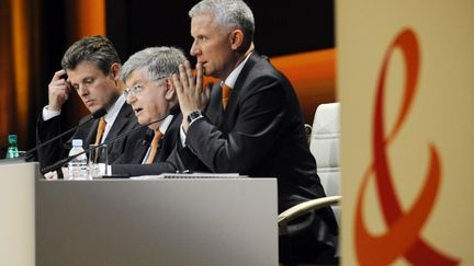 Au centre, Didier Lombard, alors PDG de France T&eacute;l&eacute;com, lors de la pr&eacute;sentation des r&eacute;sultats du groupe le 26 mai 2009 &agrave; Paris. (STEPHANE DE SAKUTIN / AFP)