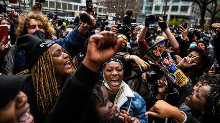 Des personnes célèbrent l'annonce du verdict du procès de l'ancien policier Derek Chauvin à Minneapolis, Minnesota, le 20 avril 2021. (CHANDAN KHANNA / AFP)