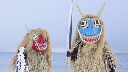 L'exposition "Yokainoshima" de Charles Fréger dévoile des rites ancestraux dans les contrées rurales japonaises (ici détail d'une photo d'hommes en costume de paille)
 (Charles Fréger)