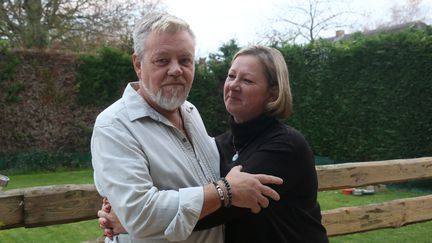 Danny et Jen à leur domicile près de Dunkerque (Nord), le 10 novembre 2020.&nbsp; (VALENTINE PASQUESOONE / FRANCEINFO)