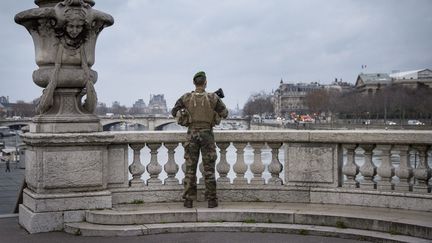 Un soldat de l'opération Sentinelle, le 4 janvier 2021, à Paris. (JACOPO LANDI / HANS LUCAS / AFP)