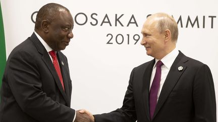 Le président sud-africain, Cyril Ramaphosa, et son homologue russe, Vladimir Poutine (à droite), au sommet du G20 à Osaka le 28 juin 2019


 (ALEXANDER ZEMLIANICHENKO/AP/SIPA / AP)