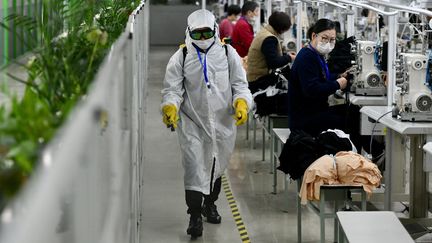 Une usine de textile à Jinjiang (Chine), le 20 février 2020. (JIANG KEHONG / XINHUA / AFP)