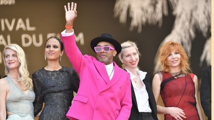 Le président du jury du Festival de Cannes 2021, Spike Lee (au centre), Mélanie Laurent (à gauche), Mati Diop et Mylène Farmer (à droite), le 6 juillet 2021, lors de la cérémonie d'ouverture du festival à Cannes (Alpes-Maritimes). (MUSTAFA YALCIN / ANADOLU AGENCY / AFP)