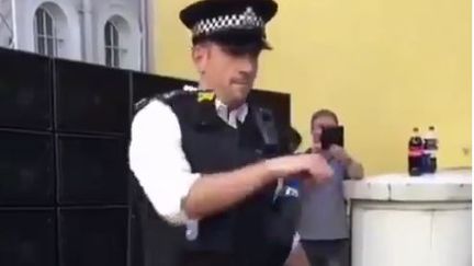 Capture d'écran montrant l'agent de police Dan&nbsp;Graham en mouvement au carnaval Notting Hill à Londres, dimanche (@phemmynice / TWITTER)