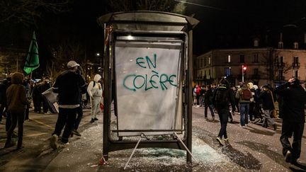 Un abris de bus cassé à Dijon (Côte-d'Or), le 20 mars 2023. (ARNAUD FINISTRE / AFP)