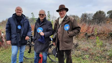 Des opposants au projet, membres du collectif Touche pas à mon ciel, posent dans le parc du Brûlet, à&nbsp;Sainte-Foy-lès-Lyon, qui pourrait accueillir une des stations de la future ligne de télécabines. (RADIO FRANCE / MATHILDE IMBERTY)