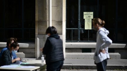 Des élèves&nbsp;attendent les résultat du bac, en&nbsp;juillet 2020 (illustration). (MARTIN BUREAU / AFP)