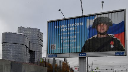 "Gloire aux héros de Russie" : une affiche dans les rues de Saint-Petersbourg le 4 novembre 2022 (OLGA MALTSEVA / AFP)