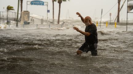 Un homme traverse une zone inondée sur la côte de Gulfport, en Floride, le 26 septembre 2024, après le passage de l'ouragan Helene dans le golfe du Mexique. (LE WASHINGTON POST / GETTY IMAGES)