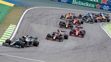 Les pilotes en action lors de la course sprint du Grand Prix de Formule 1 du Brésil sur le circuit d'Interlagos le samedi 13 novembre. (STRINGER / ANADOLU AGENCY)