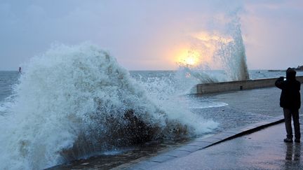 Un homme défie les vagues, le 11 janvier 2015, à La Rochelle (Charente-Maritime). (XAVIER LEOTY / AFP)