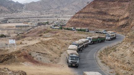 Un convoi du Programme alimentaire mondial en route pour le village de Erebti (Ethiopie), le 9 juin 2022, deux ans après le début de la guerre dans le Tigré, dans le nord du pays.&nbsp; (EDUARDO SOTERAS / AFP)