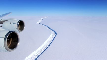 La faille séparant l'iceberg de la barrière de glace Larsen C, photographiée par avion, une image publiée par la Nasa le 1er juin 2017. (JOHN SONNTAG / NASA)