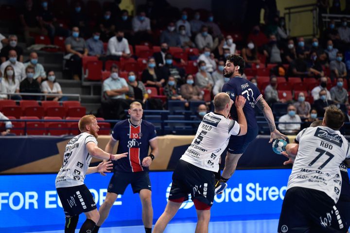 Élohim Prandi attire les défenseurs de Flensburg avant de libérer la balle pour ses équipiers