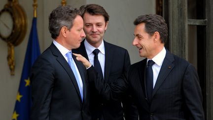 Le secr&eacute;taire d'Etat au Tr&eacute;sor am&eacute;ricain, Timothy Geithner (&agrave; gauche), avec son homologue fran&ccedil;ais Fran&ccedil;ois Baroin et le pr&eacute;sident Nicolas Sarkozy, &agrave; l'Elys&eacute;e, le 7 d&eacute;cembre.&nbsp; (PHILIPPE WOJAZER/AFP)