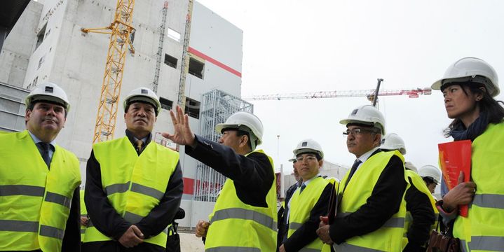 Visite d'une délagation chinoise à Carhaix en Bretagnne, sur le site d'une usine qui doit produire 100 000 tonnes de lait en poudre par an.  (afp/ Fred Tanneau)