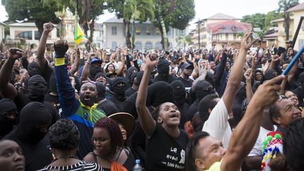 Des Guyanais réunis devant la préfecture de Cayenne, le 30 mars 2017. (CITIZENSIDE/GILLES MOREL)