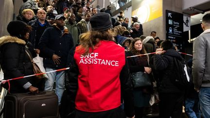 A la Gare du Nord, à Paris, le 9 décembre 2019, en pleine grève contre la réforme des retraites.&nbsp; (JEROME GILLES / NURPHOTO / AFP)