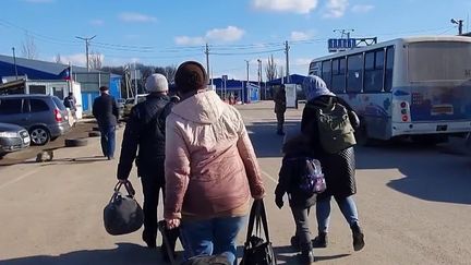 Crise en Ukraine : effrayées, des familles quittent le Donbass