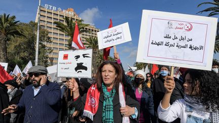 Manifestation le 6 février 2022 dans les rues de Tunis, pour commémorer l'anniversaire de la mort du militant de gauche Chokri Belaïd, assassiné par les islamistes en 2013.&nbsp; (FETHI BELAID / AFP)