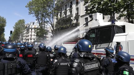 Des forces de l'ordre à Paris face à des manifestants, le 15 mai 2021. (GEOFFROY VAN DER HASSELT / AFP)