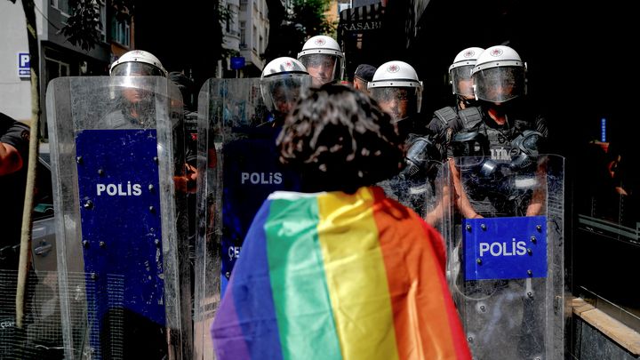 La Marche des fiertés s'est tenue à Istanbul, le 26 juin 2022, malgré son interdiction. La police turque est intervenue par la force et a arrêté des dizaines de manifestants. (KEMAL ASLAN / AFP)