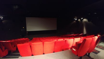 Une salle de cinéma désertée à cause du Covid à Palaiseau (Essonne). (ADÈLE BOSSARD / RADIO FRANCE)