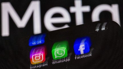 Les applications Instagram, Facebook et WhatsApp visibles sur l'écran d'un smartphone, le 16 mai 2024. (JENS BUTTNER / AFP)