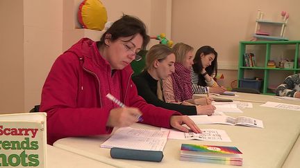 Cours de français pour ces réfugiées ukrainiennes accueillies à Châteauvillain en Haute-Marne. (CAPTURE D'ÉCRAN FRANCE 3)