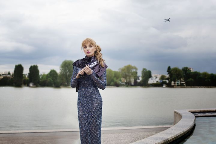 Arielle Dombasle dans le sketch signé Patrice Leconte de Salaud de pauvres. (Dix-Huit Jours)