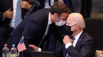 Le président français, Emmanuel Macron, et le président américain, Joe Biden, à Bruxelles (Belgique) le 14 juin 2021. (DURSUN AYDEMIR / ANADOLU AGENCY / AFP)